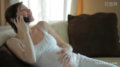 意大利孕妇坐在沙发上打电话